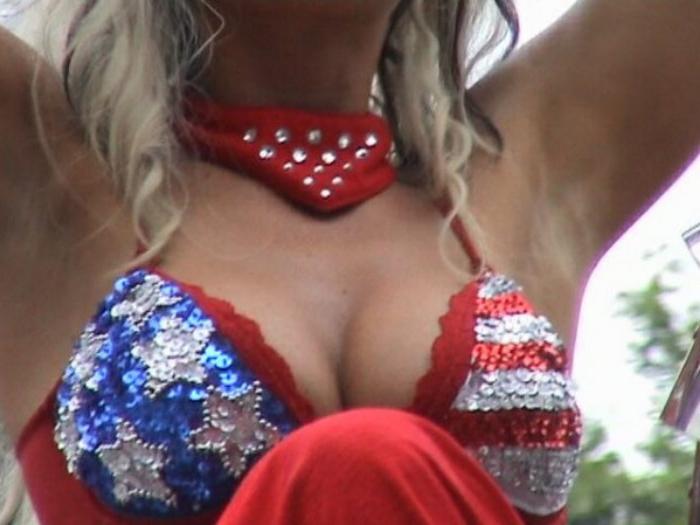 20P Tattooed girl shows boobs in public