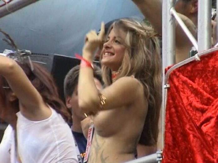 20P Tattooed girl shows boobs in public