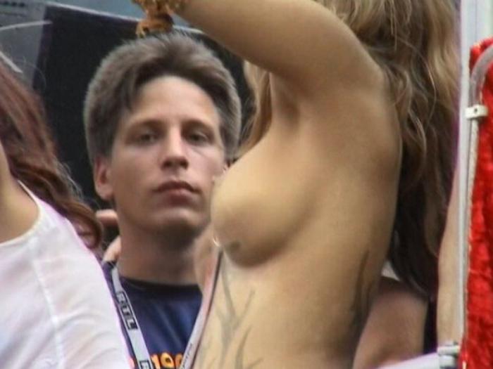 20P Tattooed girl shows boobs in public