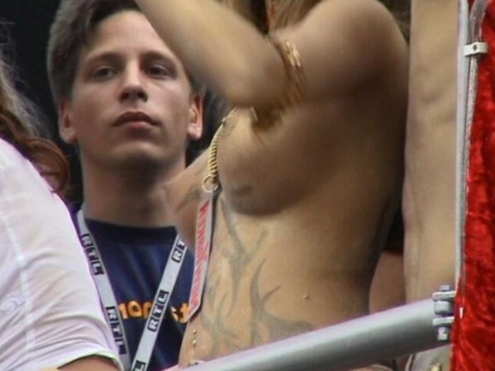 20P Tattooed girl shows boobs in public