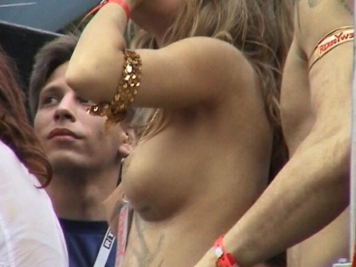 20P Tattooed girl shows boobs in public