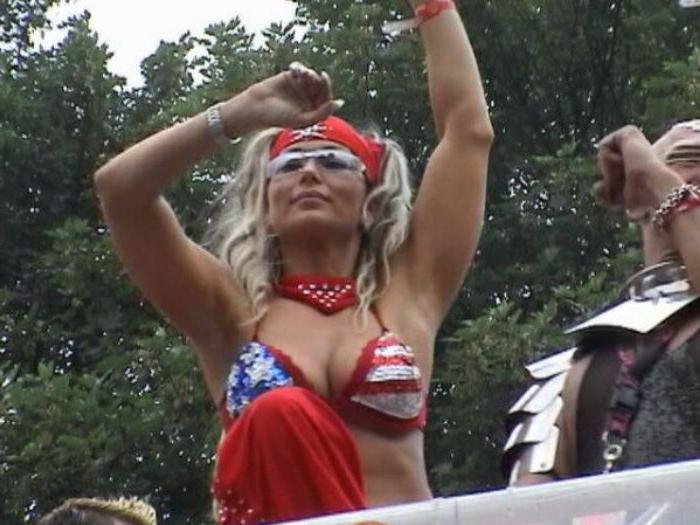 20P Tattooed girl shows boobs in public