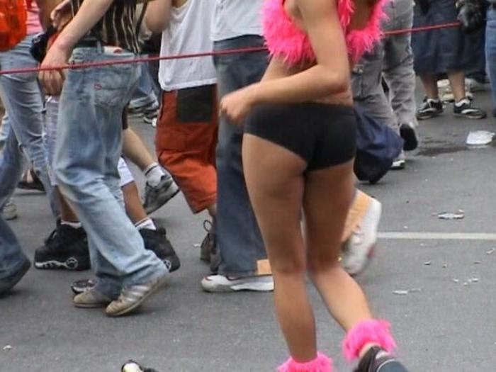 20P Tattooed girl shows boobs in public