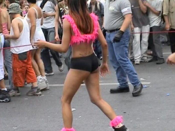 20P Tattooed girl shows boobs in public