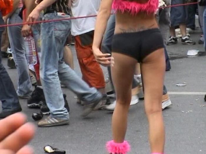 20P Tattooed girl shows boobs in public