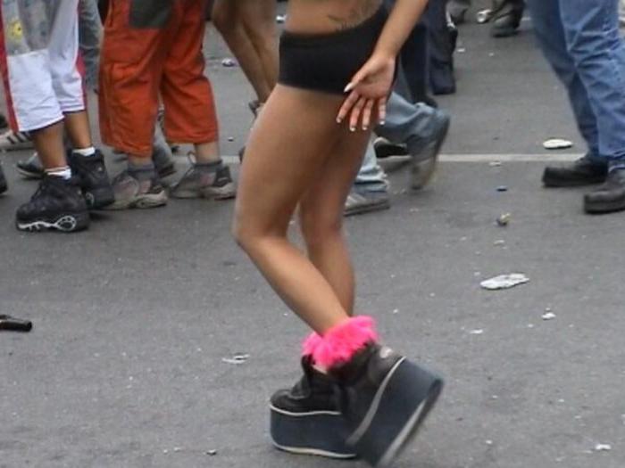 20P Tattooed girl shows boobs in public