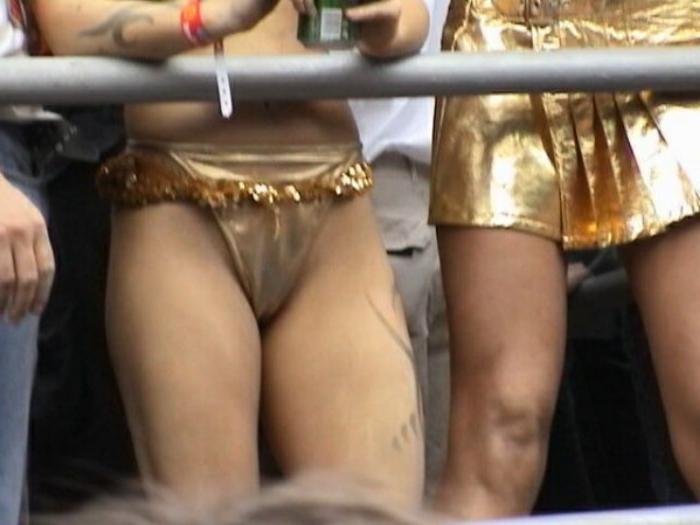20P Tattooed girl shows boobs in public