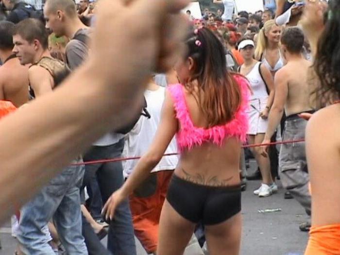 20P Tattooed girl shows boobs in public