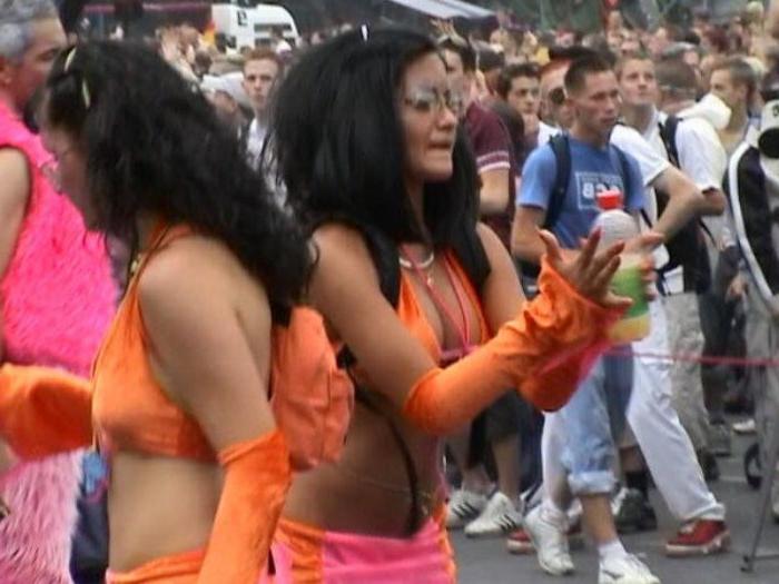20P Tattooed girl shows boobs in public