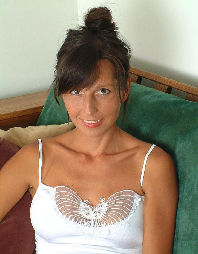 20P Gorgeous brunet mature lady on sofa