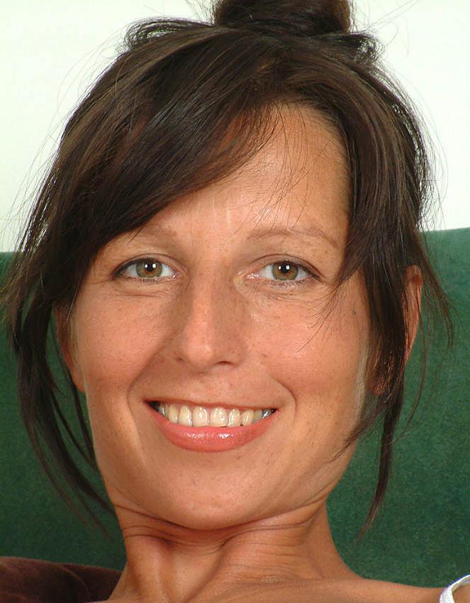 20P Gorgeous brunet mature lady on sofa