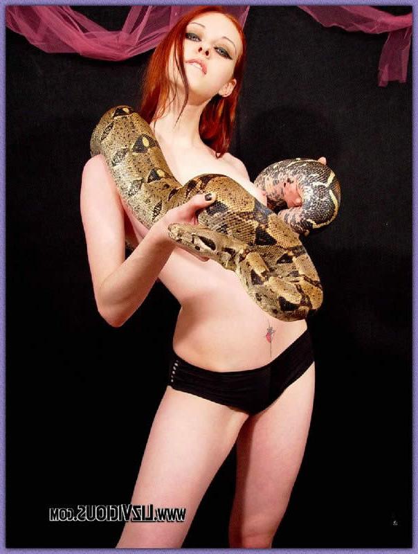 15P Redhead goth chick liz vicious plays with her snake