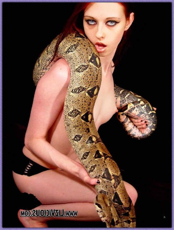 15P Redhead goth chick liz vicious plays with her snake