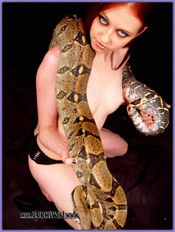 15P Redhead goth chick liz vicious plays with her snake