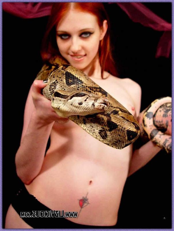 15P Redhead goth chick liz vicious plays with her snake