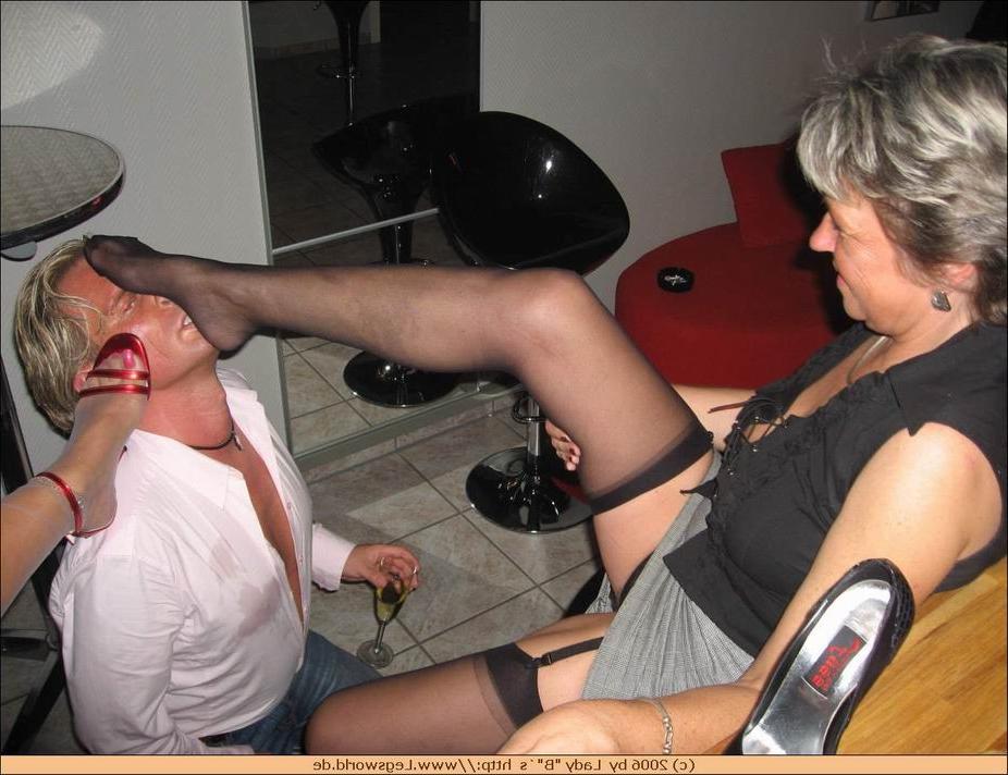 12P Swingers having a foot fetish party