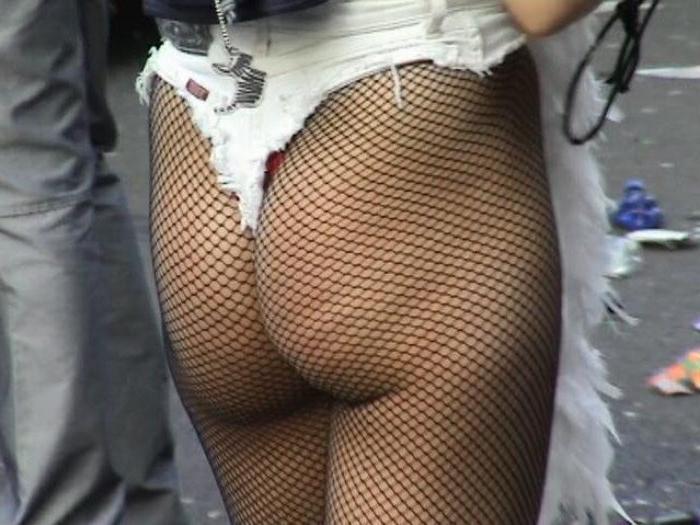 20P Few chicks exposing boobs in public