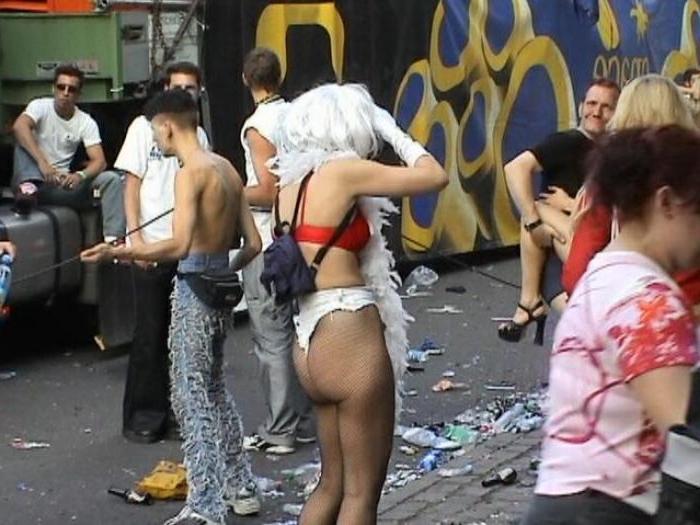 20P Few chicks exposing boobs in public