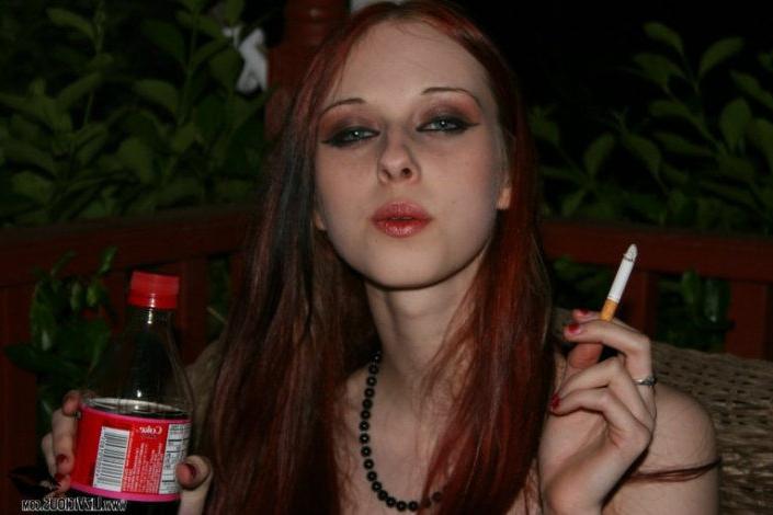 16P Redhead Goth Gal Liz Vicious Stripping at Night Spot
