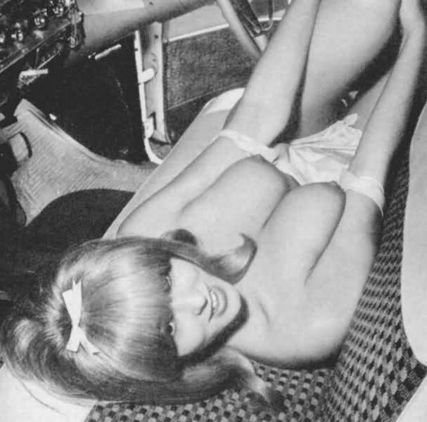16P Retro lady in classy stockings
