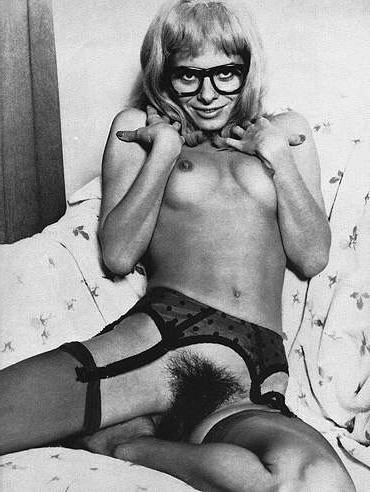 16P Retro lady in classy stockings