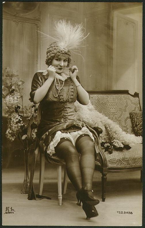 16P Vintage babes in classy stockings