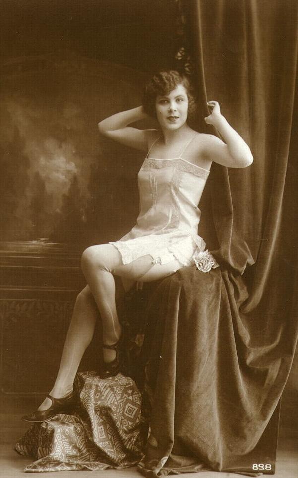 16P Vintage babes in classy stockings
