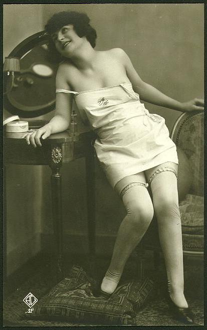 16P Vintage babes in classy stockings