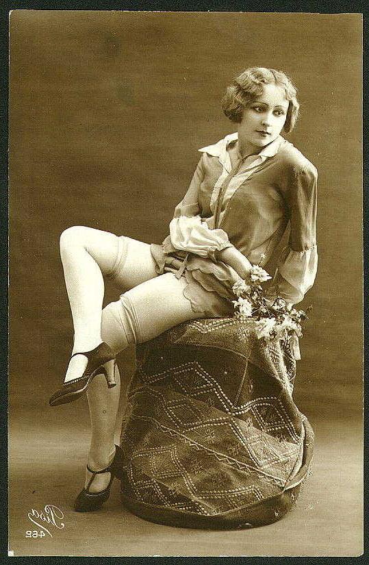 16P Vintage babes in classy stockings