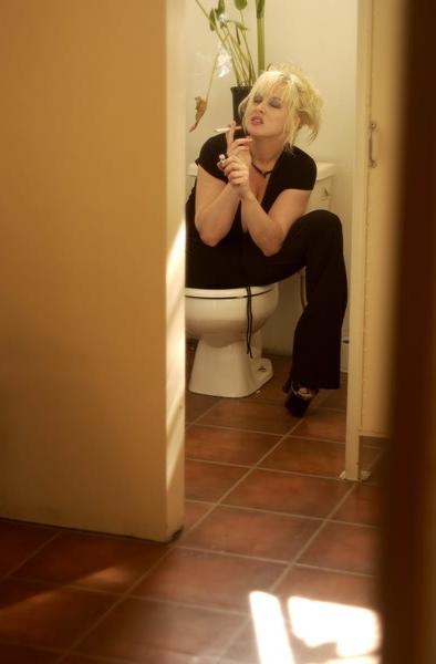 20P Fat blonde smoke in public toilet