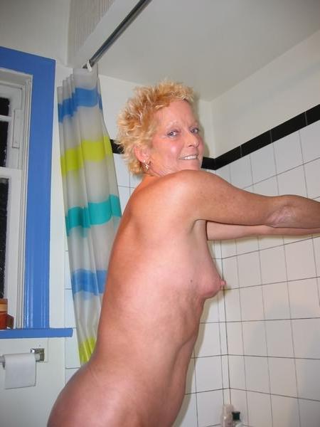 20P Mature blondes stretched under shower