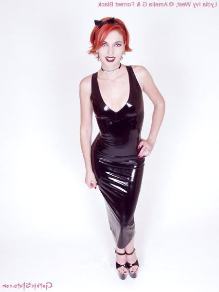 15P Gotische Rothaarige in Latex mit gepiercter Muschi