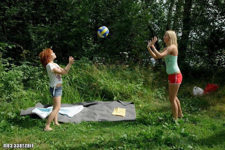 15P Naughty teens sharing a lucky penis in ffm outdoor