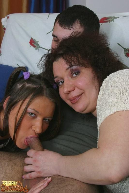 16P Hot babe and mature lady in great FFM
