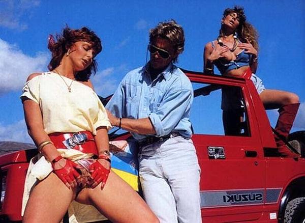 16P Two retro ladies fucked in the desert