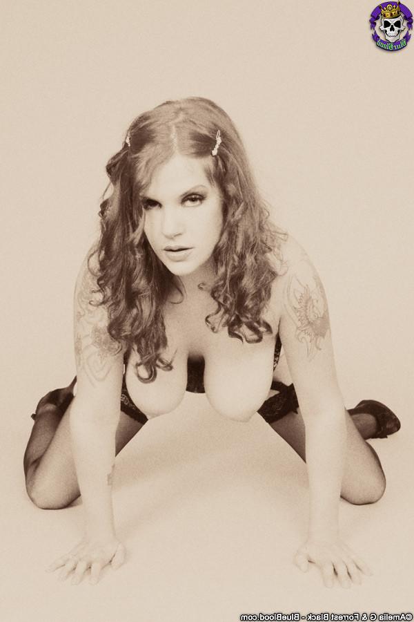 15P Classic Goth fetish Delilah shows off her corset