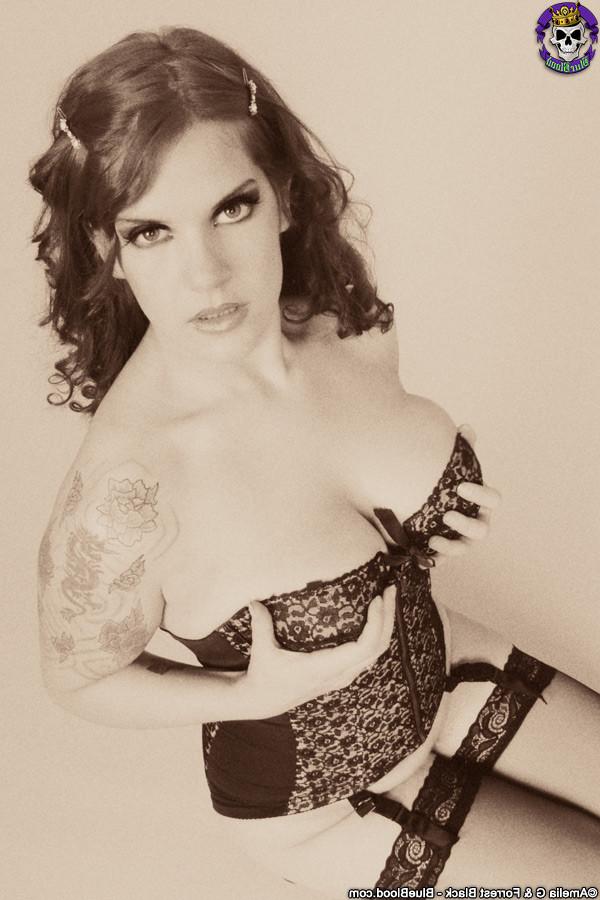 15P Classic Goth fetish Delilah shows off her corset