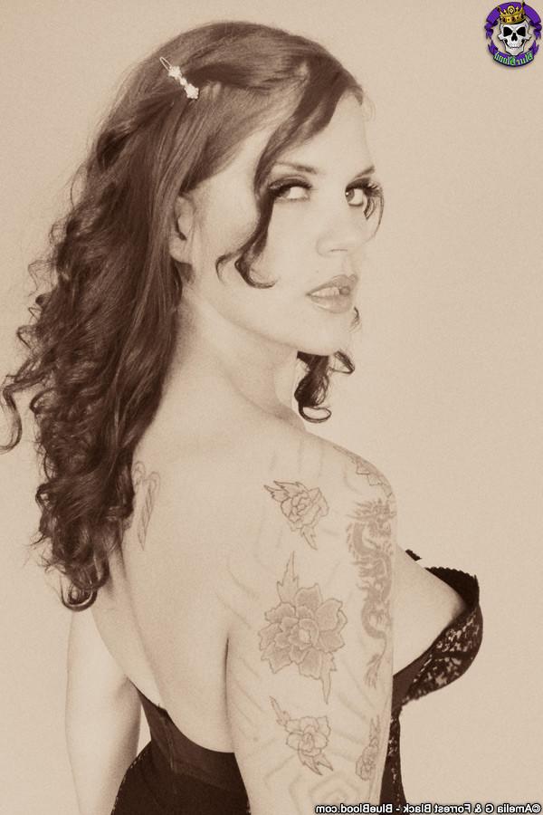 15P Classic Goth fetish Delilah shows off her corset