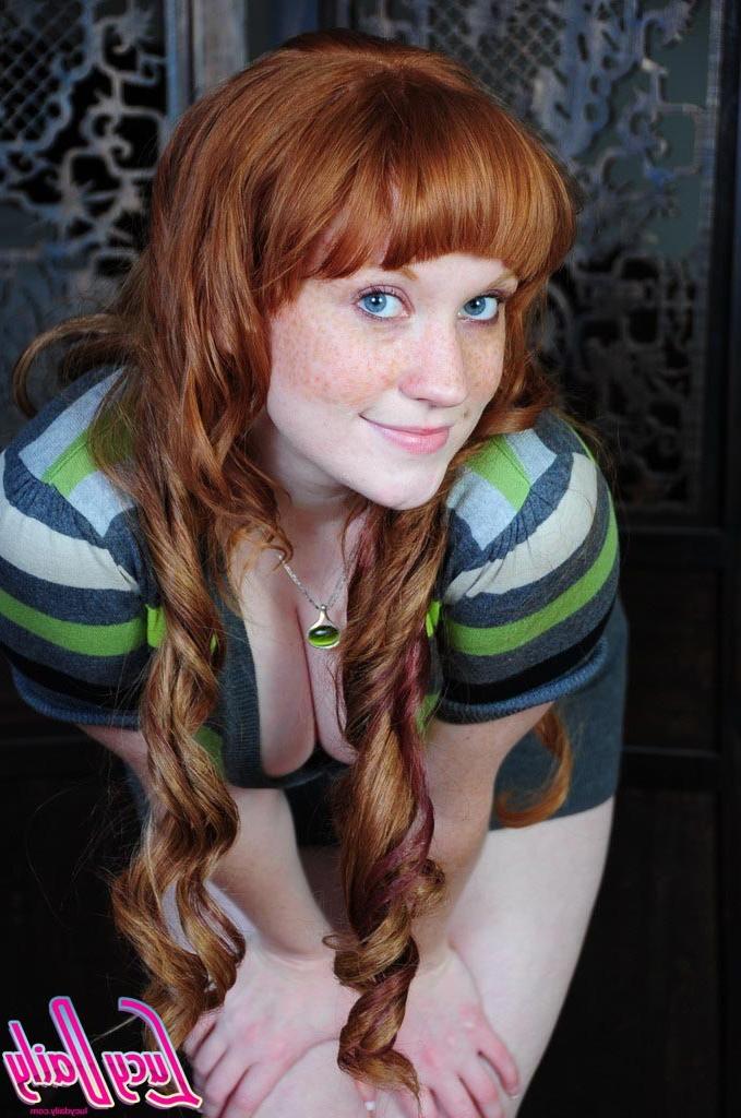 16P Pale redhead girl flashing pussy and tits