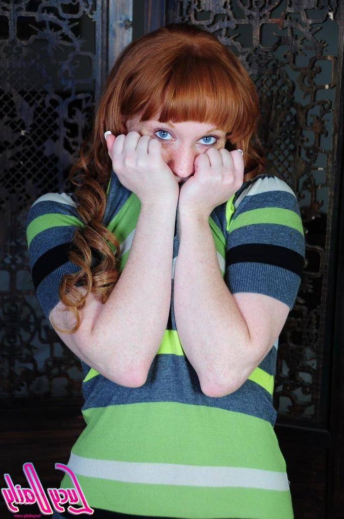 16P Pale redhead girl flashing pussy and tits