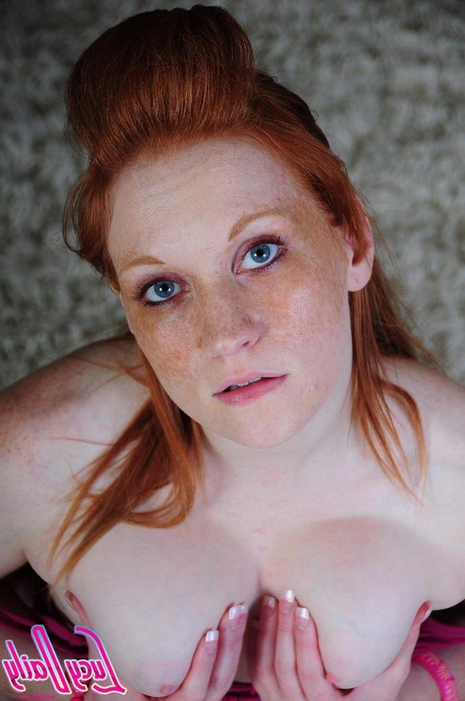 16P Pale redhead girl shows pussy