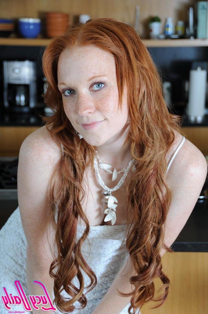 16P Pale redhead girl spreads pussy