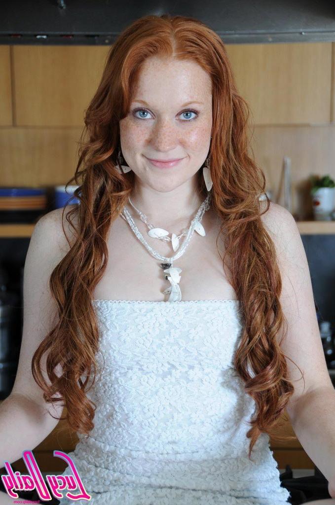 16P Pale redhead girl spreads pussy