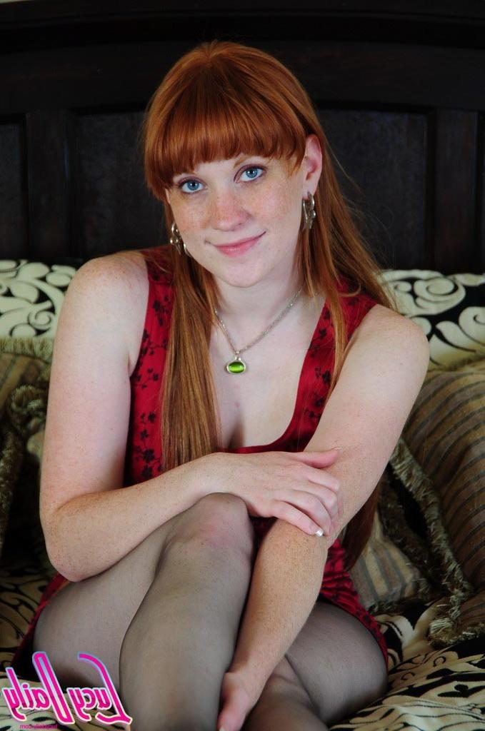 16P Pale redhead girl shows tits