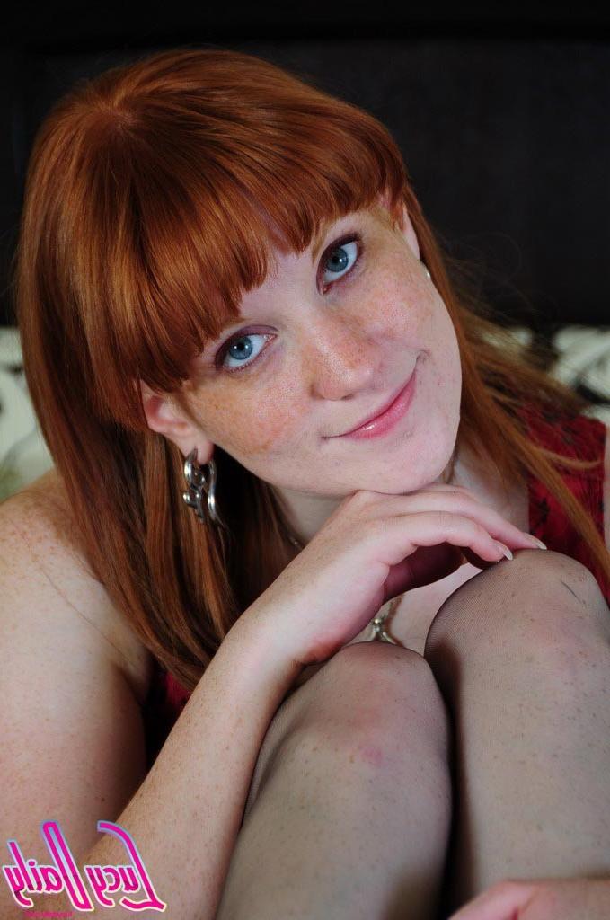 16P Pale redhead girl shows tits