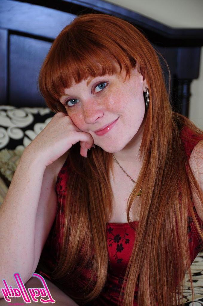 16P Pale redhead girl shows tits
