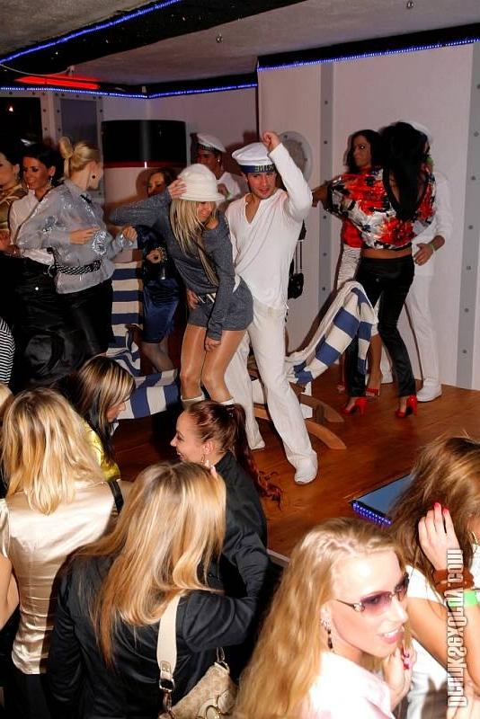 20P Rich ladies satisfying shipmates