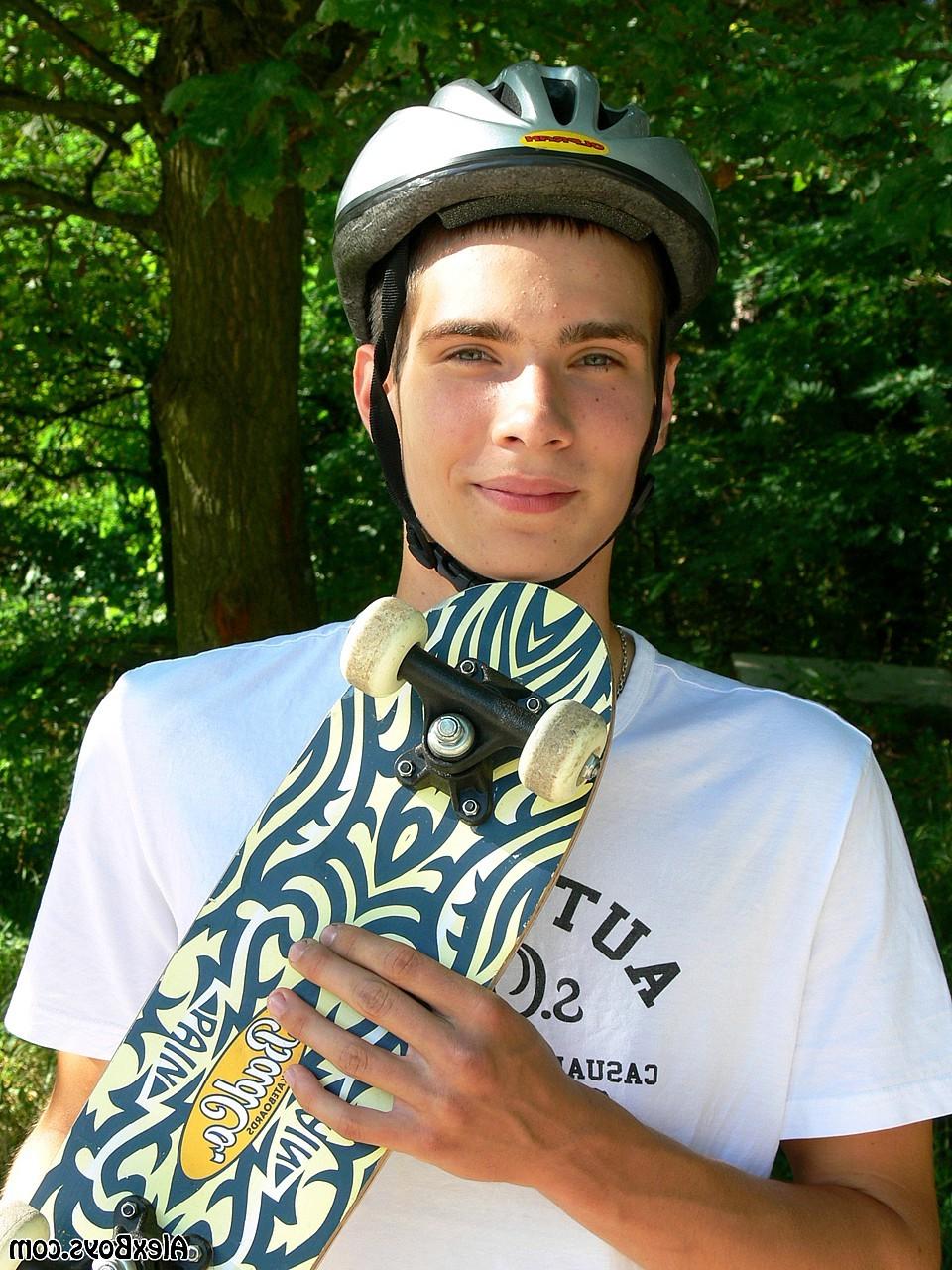 12P Sexy twink skater boy outdoor wanking