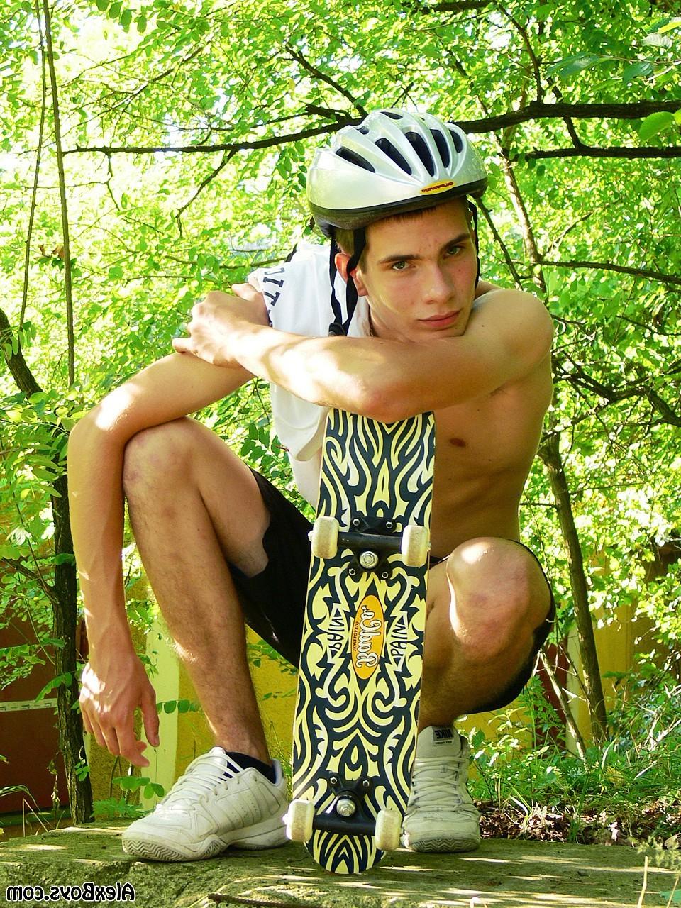 12P Sexy twink skater boy outdoor wanking