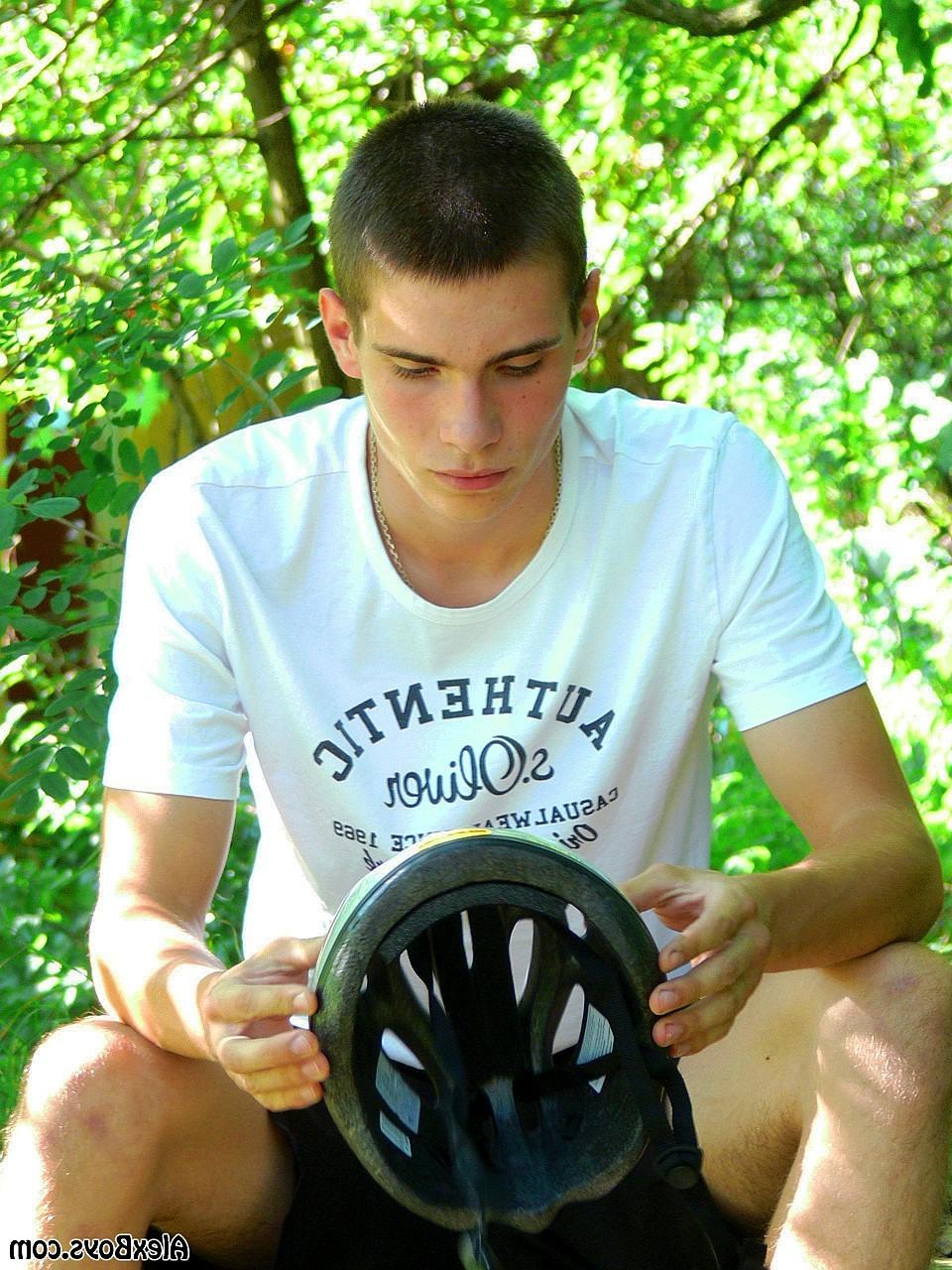 12P Sexy twink skater boy outdoor wanking